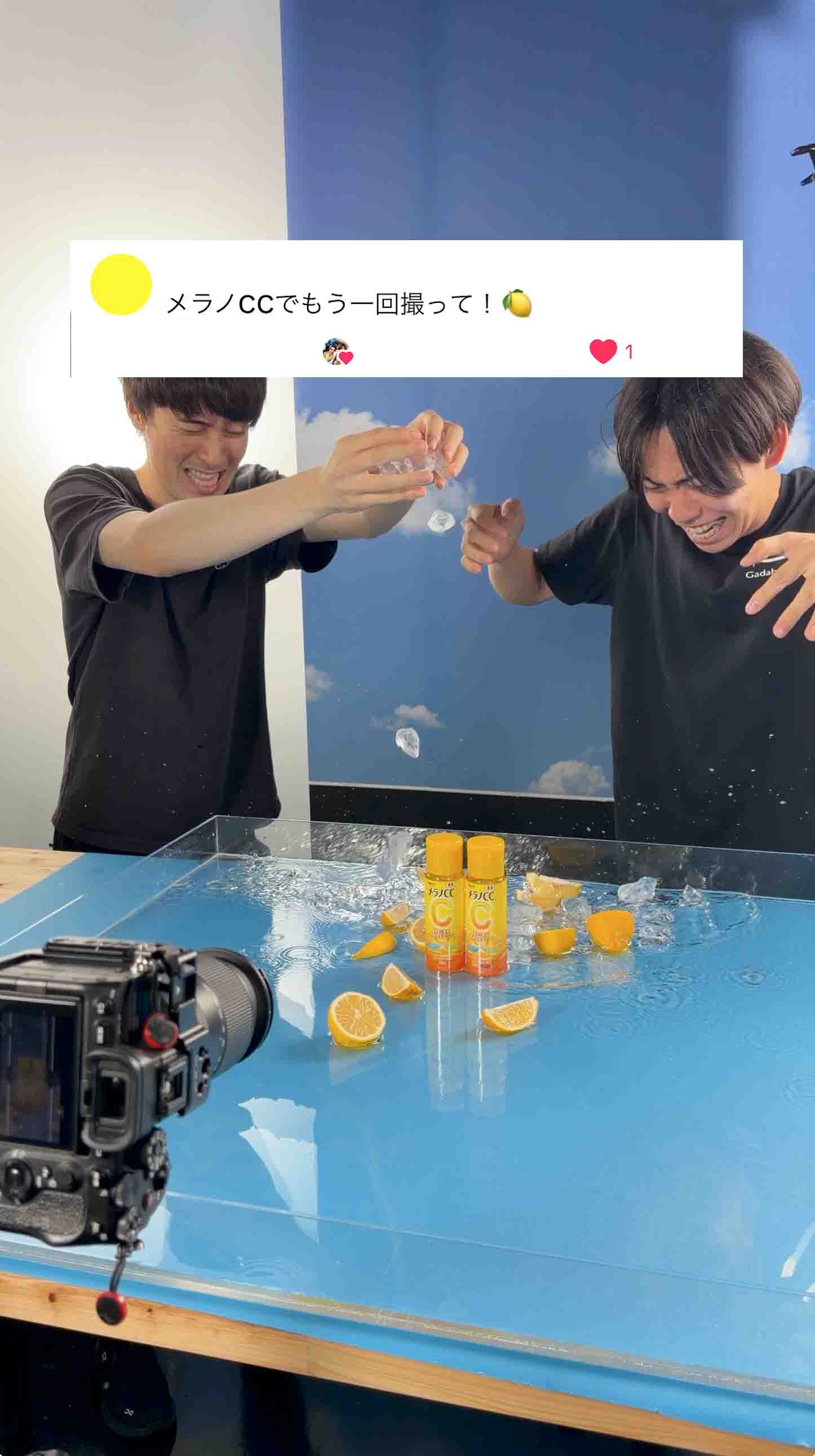 水しぶきとレモンを使い、メラノCCを撮影するGadaboutsの二人