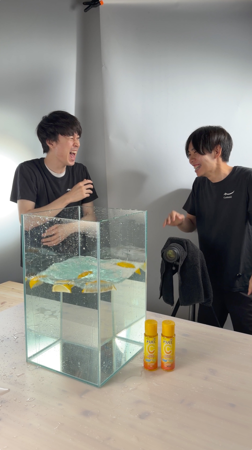 水槽を使ったメラノCCの撮影で、笑い合うGadaboutsの二人